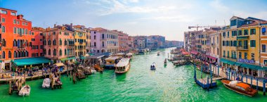 Venedik, İtalya. 20 Mart 2018. Şaşırtıcı görünümü güzel Venedik '. Birçok gondol ve sakin kanallardan biri yelken. Rialto Köprüsü'nden panoramik görünüm.