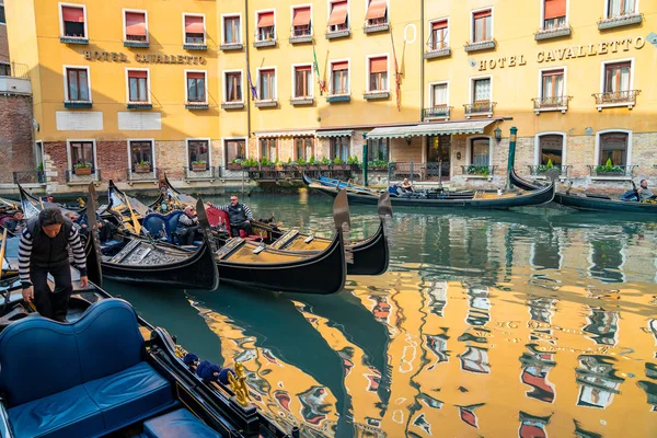 Venecia Italia Abril 2018 Hermosos Canales Estrechos Venecia Con Muchas — Foto de Stock