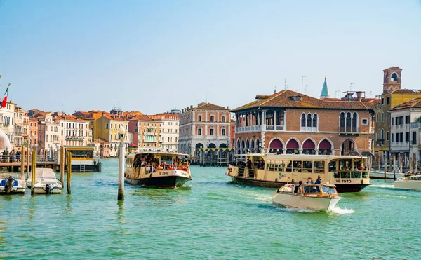 Venice Italy April 2018 Beautiful Venice Narrow Canals Many Classic — Stock Photo, Image