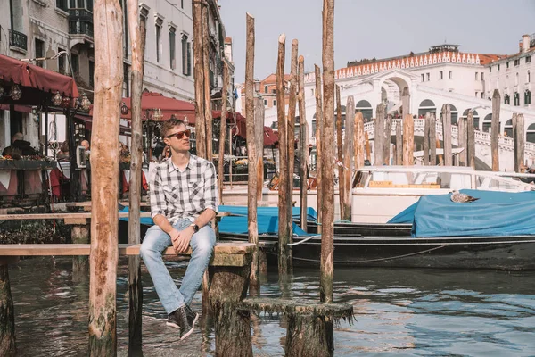 Venecia Italia Abril 2018 Joven Explorando Venecia Sentado Junto Los — Foto de Stock