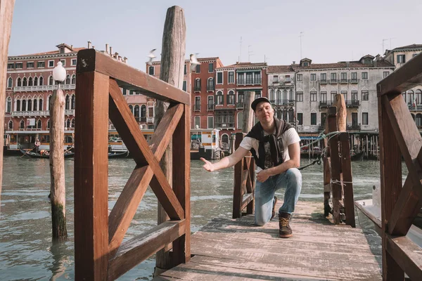 Venecia Italia Abril 2018 Joven Explorando Venecia Sentado Junto Los — Foto de Stock