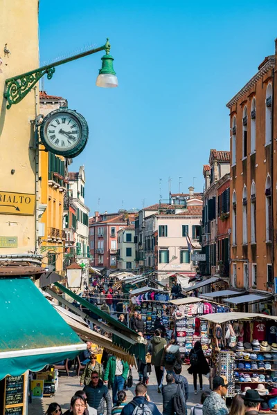 Venedik, İtalya. 12 Nisan 2018. Paslı şaşırtıcı ile güzel mimari Venedik binalar, balkon ve geleneksel tasarım. 