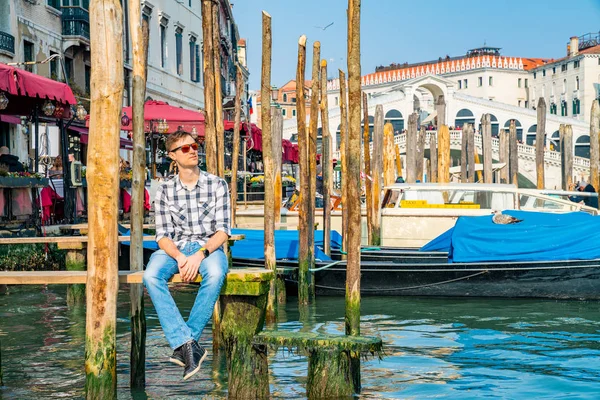 Veneza Itália Abril 2018 Jovem Explorando Veneza Sentado Junto Aos — Fotografia de Stock