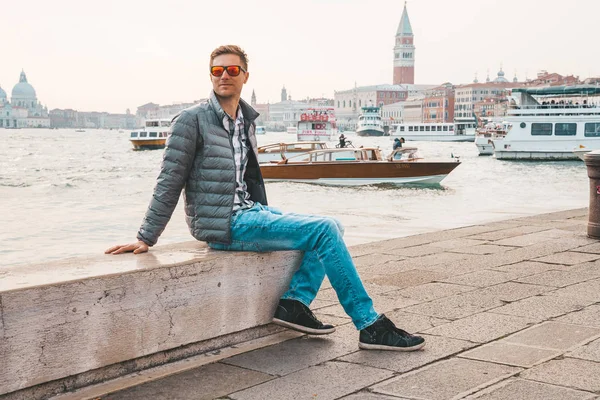 Venecia Italia Abril 2018 Joven Explorando Venecia Sentado Junto Los — Foto de Stock