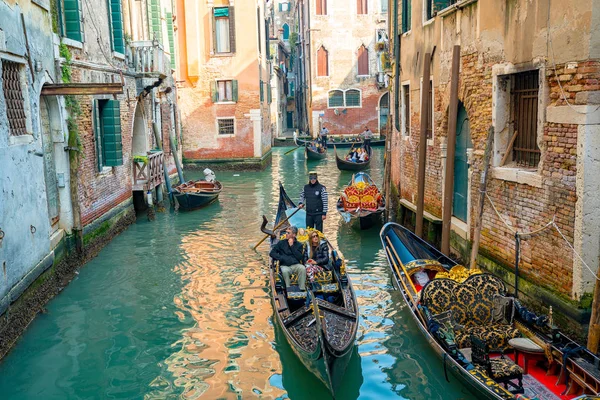 Venice Italy April 2018 Beautiful Venice Narrow Canals Many Classic — Stock Photo, Image