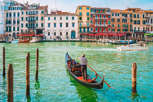 Venice Italy April 2018 Beautiful Venice Narrow Canals Many Classic — Stock Photo, Image