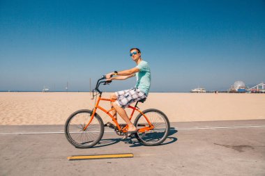 Venice beach Los Angeles yakınındaki plaj Bisiklet tarafından Santa Monica pier kişini. 