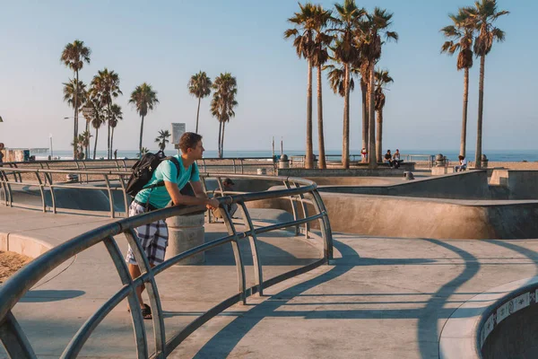 Νεαρός Στέκεται Από Σελάχι Πάρκο Στην Παραλία Βενετίας Του Λος — Φωτογραφία Αρχείου