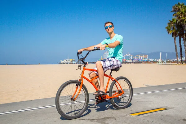 Człowiek Jazda Rowerze Plaży Pobliżu Plaży Venice Los Angeles Przez — Zdjęcie stockowe