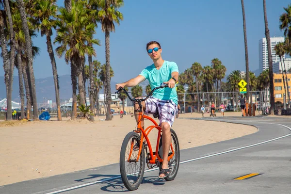 Człowiek Jazda Rowerze Plaży Pobliżu Plaży Venice Los Angeles Przez — Zdjęcie stockowe