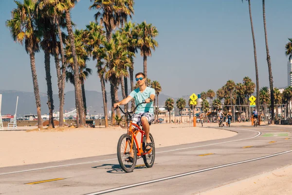 Człowiek Jazda Rowerze Plaży Pobliżu Plaży Venice Los Angeles Przez — Zdjęcie stockowe