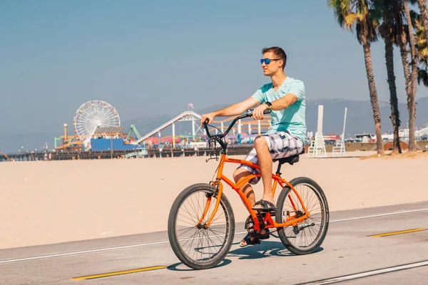 Człowiek Jazda Rowerze Plaży Pobliżu Plaży Venice Los Angeles Przez — Zdjęcie stockowe