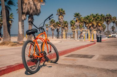 Los Angeles'taki Venedik Plajı'nda yer alan şık serin plaj Bisiklet. California. Bisiklete binmek en iyi plaj ulaşım olduğunu. 10 Nisan 2017. ABD.