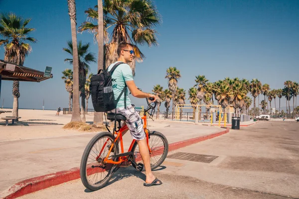 Człowiek Jazda Rowerze Plaży Pobliżu Plaży Venice Los Angeles Przez — Zdjęcie stockowe