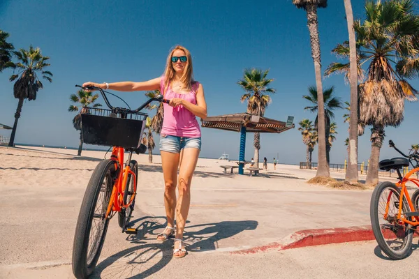Young Beautiful Girl Riding Bike Venice Beach Los Angeles Californian — Stock Photo, Image