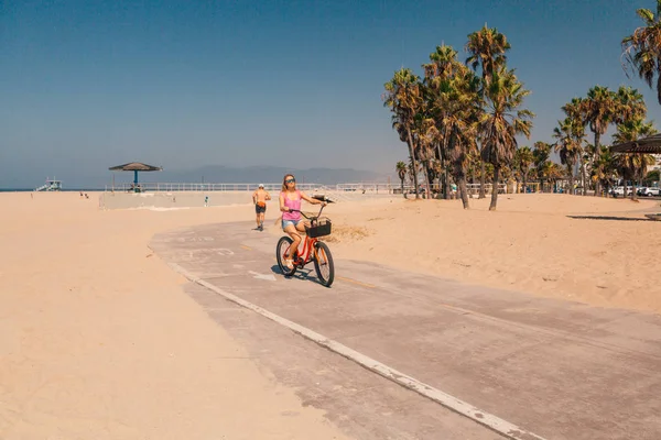 Młoda Dziewczyna Jazda Rowerze Przez Muscle Beach Los Angeles California — Zdjęcie stockowe