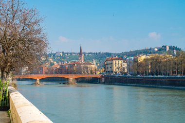 Verona güzel mimarisiyle eski şehir, kalıntıları, sokak saat, Dante anıtlar ve ana kule. 