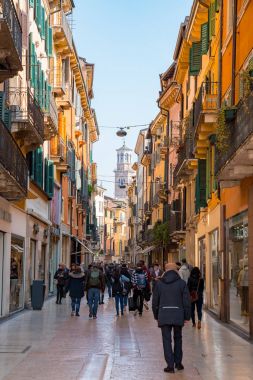 Verona güzel mimarisiyle eski şehir, kalıntıları, sokak saat, Dante anıtlar ve ana kule. 