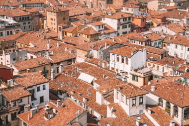Verona, İtalya. 10 Nisan 2018. Verona eski kasaba inanılmaz dar sokakları, turuncu çatıları ve şehir merkezinde insanlarda ile havadan görünümü.