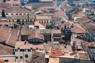 Verona, İtalya. 10 Nisan 2018. Verona eski kasaba inanılmaz dar sokakları, turuncu çatıları ve şehir merkezinde insanlarda ile havadan görünümü.