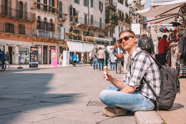 Verona Italia Abril 2018 Hombre Joven Explorando Romántico Casco Antiguo — Foto de Stock