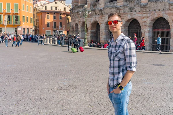 Verona Italia Abril 2018 Hombre Joven Explorando Romántico Casco Antiguo — Foto de Stock