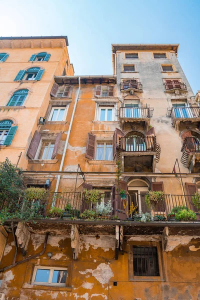 Mooie Architectuur Verona Met Oude Binnenstad Ruïnes Straat Klok Dante — Stockfoto