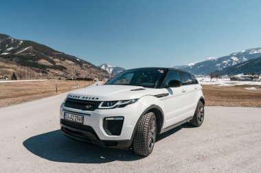 Beyaz Range Rover Evoque. Avusturya, Alpler - 25 Mart 2018: En son yepyeni beyaz 2018 Range Rover Evoque. Güzel araba Suv doğa içinde Alpleri'nde. Range Rover en çok satan modeli vahşi.