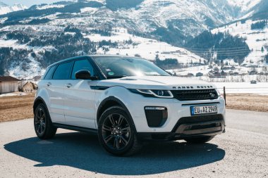 Beyaz Range Rover Evoque. Avusturya, Alpler - 25 Mart 2018: En son yepyeni beyaz 2018 Range Rover Evoque. Güzel araba Suv doğa içinde Alpleri'nde. Range Rover en çok satan modeli vahşi.