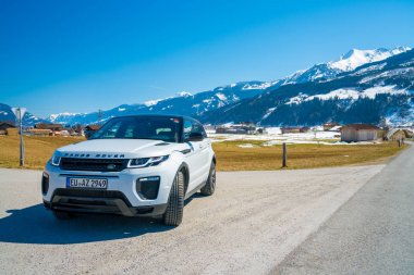 Beyaz Range Rover Evoque. Avusturya, Alpler - 25 Mart 2018: En son yepyeni beyaz 2018 Range Rover Evoque. Güzel araba Suv doğa içinde Alpleri'nde. Range Rover en çok satan modeli vahşi.