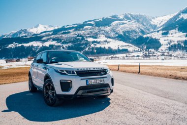 Beyaz Range Rover Evoque. Avusturya, Alpler - 25 Mart 2018: En son yepyeni beyaz 2018 Range Rover Evoque. Güzel araba Suv doğa içinde Alpleri'nde. Range Rover en çok satan modeli vahşi.