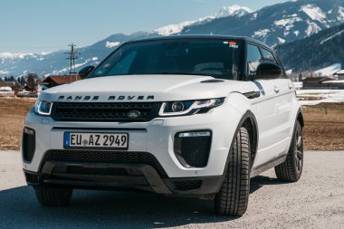 Beyaz Range Rover Evoque. Avusturya, Alpler - 25 Mart 2018: En son yepyeni beyaz 2018 Range Rover Evoque. Güzel araba Suv doğa içinde Alpleri'nde. Range Rover en çok satan modeli vahşi.