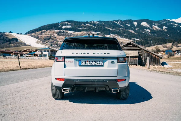 Beyaz Range Rover Evoque Avusturya Alpler Mart 2018 Son Yepyeni — Stok fotoğraf