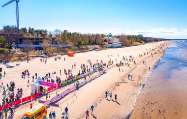 Jurmala, Letonya - 22 Nisan 2018: Jurmala havadan görünümü maraton 10 km ile denizden sınırdaştır sahile çalışan insanlarla.