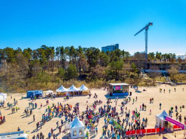 Jurmala, Letonya - 22 Nisan 2018: Jurmala havadan görünümü maraton 10 km ile denizden sınırdaştır sahile çalışan insanlarla.