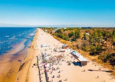Jurmala, Letonya - 22 Nisan 2018: Jurmala havadan görünümü maraton 10 km ile denizden sınırdaştır sahile çalışan insanlarla.