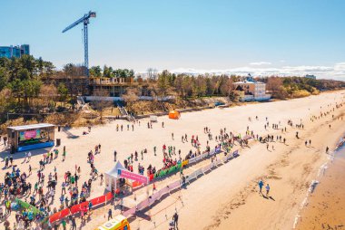 Jurmala, Letonya - 22 Nisan 2018: Jurmala havadan görünümü maraton 10 km ile denizden sınırdaştır sahile çalışan insanlarla.