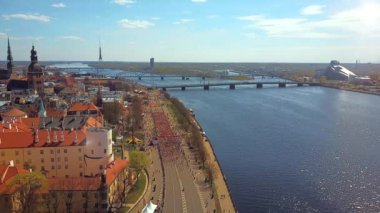 Lattelecom maraton 2017 şehirde Riga, Letonya Hava görünümünü. Riga sokaklarında çalışan insanlar.