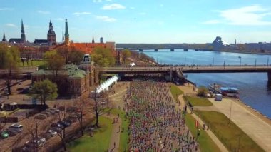 Lattelecom maraton 2017 şehirde Riga, Letonya Hava görünümünü. Riga sokaklarında çalışan insanlar.