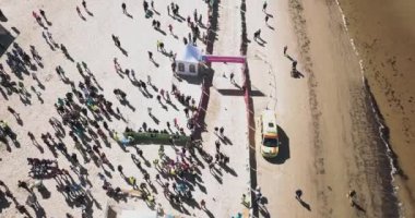 Jurmala maraton sahile ile denizden sınırdaştır insan havadan görünümü.