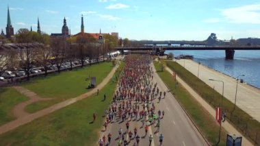 Lattelecom maraton 2017 şehirde Riga, Letonya Hava görünümünü. Riga sokaklarında çalışan insanlar.