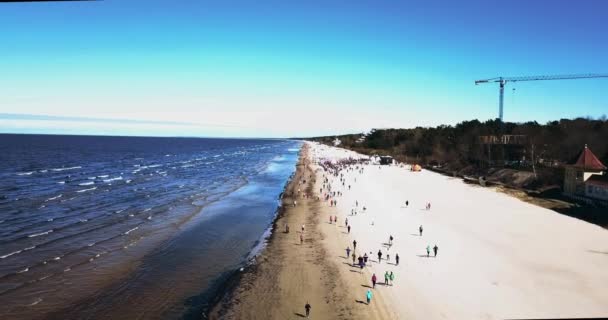 Vista Aérea Personas Corriendo Maratón Jurmala Por Playa Junto Mar — Vídeos de Stock