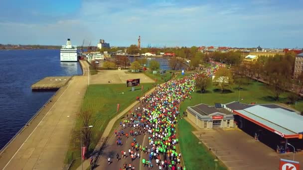 라트비아 Lattelecom 마라톤 2017의 리가의 거리를 사람들 — 비디오