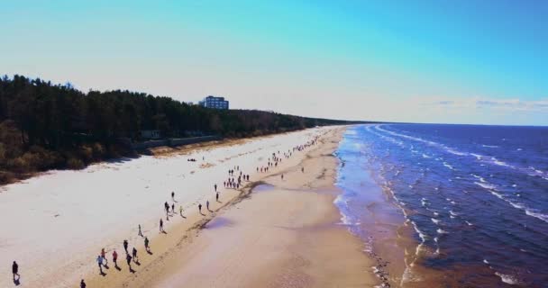 Luftaufnahme Von Menschen Die Jurmala Marathon Strand Entlang Der Ostsee — Stockvideo