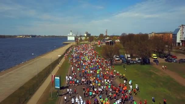 Vista Aérea Maratón Lattelecom 2017 Ciudad Riga Letonia Gente Corriendo — Vídeos de Stock