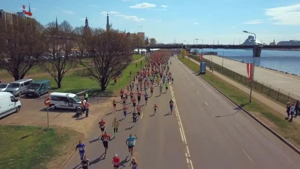 ラトビアの Lattelecom マラソン 2017年の空撮 リガの街を実行している人々 — ストック動画