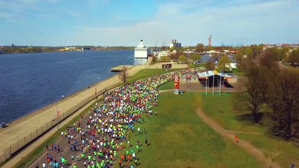 Letecký Pohled Lattelecom Maraton 2017 Rize Lotyšsko Lidé Ulicích Rigy — Stock video