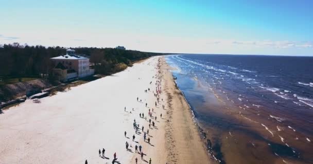 Vista Aérea Personas Corriendo Maratón Jurmala Por Playa Junto Mar — Vídeos de Stock
