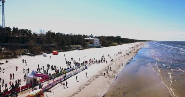 Luchtfoto Van Mensen Lopen Van Jurmala Marathon Langs Het Strand — Stockvideo