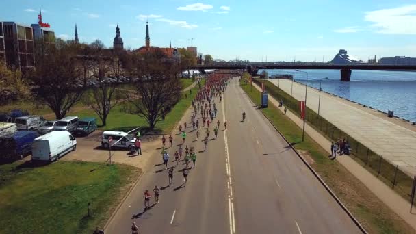 Letecký Pohled Lattelecom Maraton 2017 Rize Lotyšsko Lidé Ulicích Rigy — Stock video